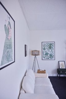 Cabinet Medipsy, canapé blanc et œuvres murales dans un espace de consultation
