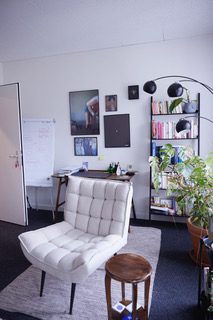 Cabinet Medipsy, fauteuil blanc, bibliothèque et plantes dans un bureau de consultation