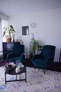 Cabinet Medipsy, deux fauteuils en velours dans un espace de thérapie