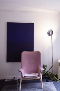 Cabinet Medipsy, fauteuil rose et tableau bleu dans un bureau de consultation