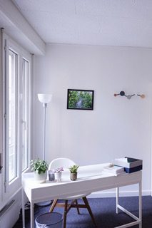 Cabinet Medipsy, bureau blanc près d’une fenêtre dans un espace de consultation